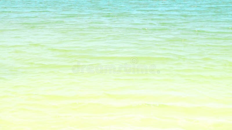 Fundo calmo do mar de turquesa Ondas no oceano do azul da superfície da água Ondas macias no mar azul no dia de verão