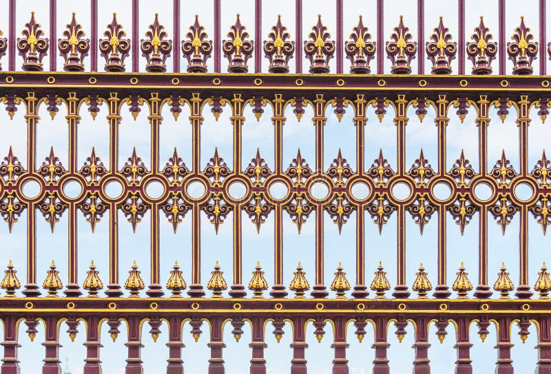 Fundo casted vermelho e dourado da cerca do ferro imagem de stock royalty free Fundo casted vermelho e dourado da cerca do ferro imagem de stock royalty free