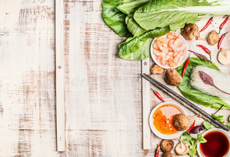 Fundo chinês ou tailandês do alimento com o asiático que cozinha ingredientes, fundo rústico claro foto de stock Fundo chinês ou tailandês do alimento com o asiático que cozinha ingredientes, fundo rústico claro foto de stock