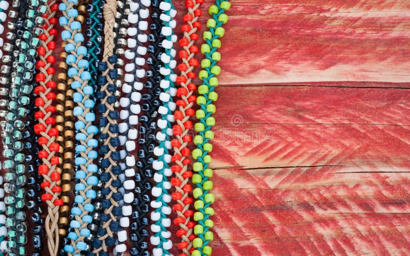 Fundo colorido dos braceletes do grânulo imagem de stock Fundo colorido dos braceletes do grânulo imagem de stock