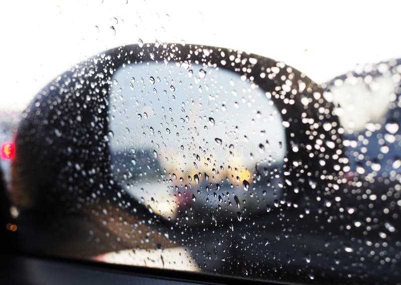 Fundo com um espelho de carro com gotas da chuva foto de stock Fundo com um espelho de carro com gotas da chuva foto de stock