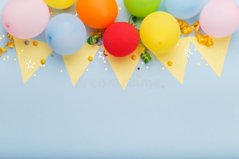 O Bolo De Aniversário Tem 18 Anos Velho Foto de Stock - Imagem de velho,  fundo: 120994654