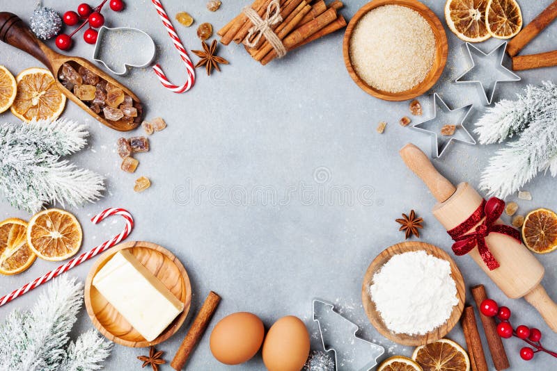 Fundo da padaria com os ingredientes para cozinhar o cozimento do Natal decorados com árvore de abeto Farinha, açúcar mascavado foto de stock