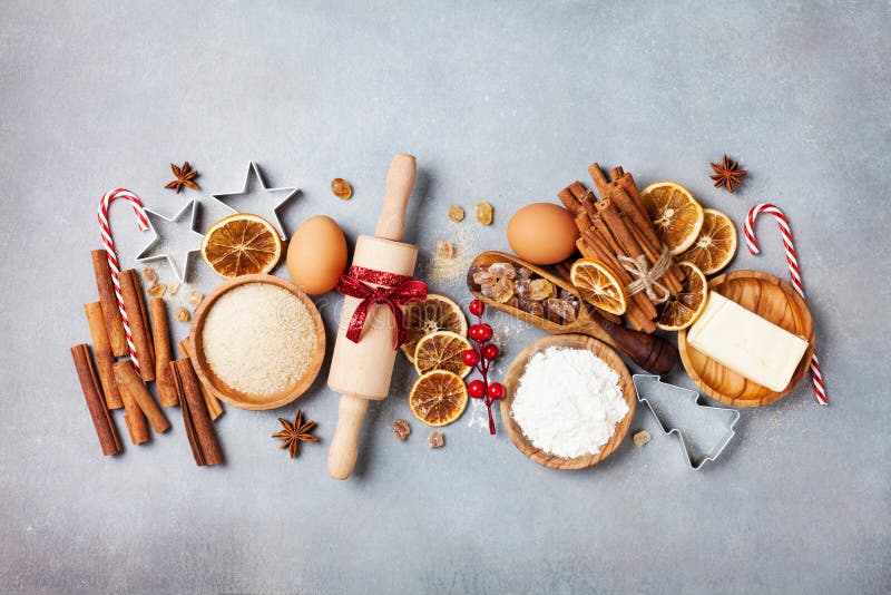 Fundo da padaria com os ingredientes para cozinhar o cozimento do Natal Farinha, açúcar mascavado, ovos e especiarias na opinião foto de stock