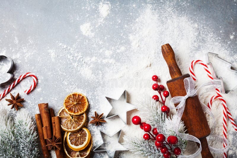 Fundo da padaria para cozinhar o cozimento do Natal com o pino do rolo, farinha dispersada e especiarias decorados com opinião su foto de stock royalty free