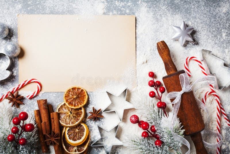 Fundo da padaria para cozinhar o cozimento do Natal decorado com árvore de abeto e placa vazia velha para a opinião superior da r foto de stock