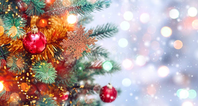 Fundo da árvore de Natal e decorações do Natal com neve, borrado, brilho, incandescendo Ano novo feliz e xmas imagens de stock royalty free