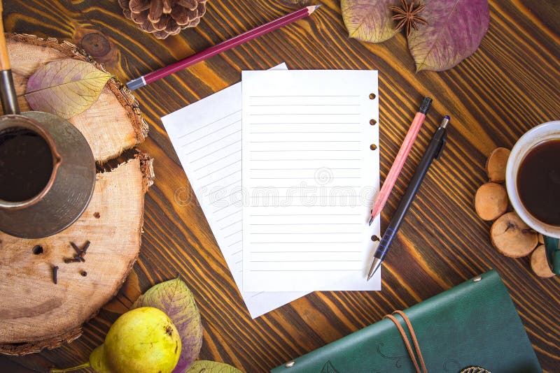Fundo de madeira com papel para notas, leiteria, cofee, ezve do de Ñ, folhas de outono Opinião superior do local de trabalho imagem de stock royalty free Fundo de madeira com papel para notas, leiteria, cofee, ezve do de Ñ, folhas de outono Opinião superior do local de trabalho imagem de stock royalty free