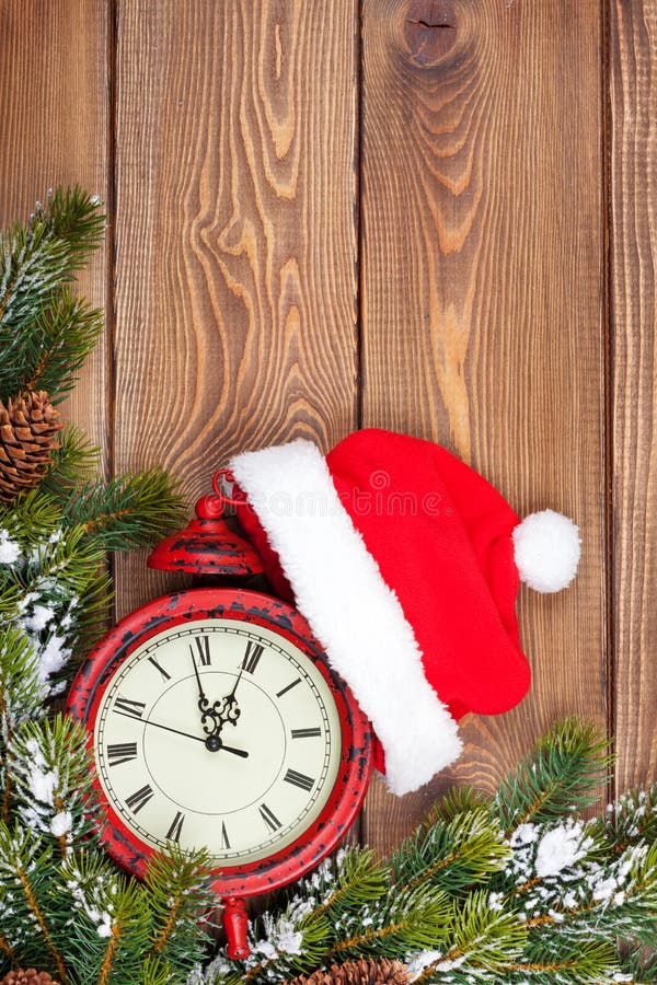 Fundo de madeira do Natal com pulso de disparo, árvore de abeto e chapéu de Santa imagens de stock Fundo de madeira do Natal com pulso de disparo, árvore de abeto e chapéu de Santa imagens de stock