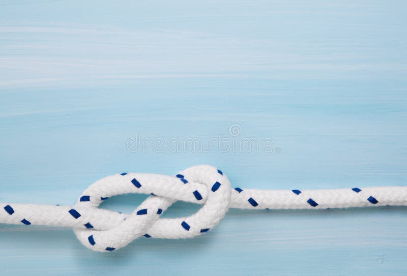 Fundo de madeira marítimo náutico na cor azul com corda fotografia de stock Fundo de madeira marítimo náutico na cor azul com corda fotografia de stock