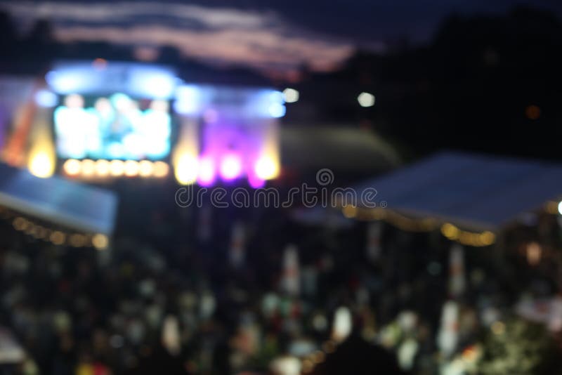 Fundo Defocused do evento do concerto do festival de música do ar livre imagem de stock royalty free Fundo Defocused do evento do concerto do festival de música do ar livre imagem de stock royalty free
