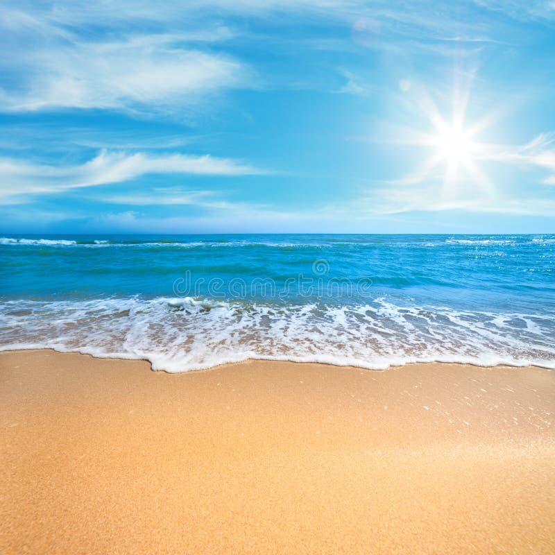 Fundo do conceito do verão - praia do mar com o céu azul ensolarado foto de stock Fundo do conceito do verão - praia do mar com o céu azul ensolarado foto de stock