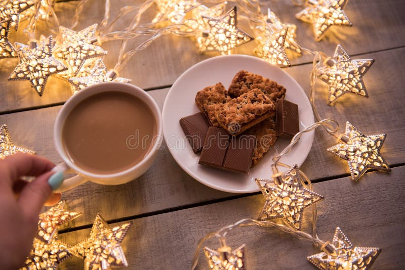 Fundo do conceito do Natal e da celebração do feriado do ano novo Xícara de café, cookie caseiro do chocolate e biscoito do amend fotos de stock Fundo do conceito do Natal e da celebração do feriado do ano novo Xícara de café, cookie caseiro do chocolate e biscoito do amend fotos de stock