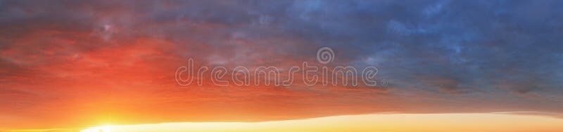 Fundo do céu da cor no por do sol - vista panorâmica imagens de stock Fundo do céu da cor no por do sol - vista panorâmica imagens de stock