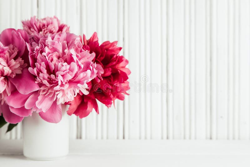Fundo do dia da mãe com as flores cor-de-rosa das peônias foto de stock royalty free Fundo do dia da mãe com as flores cor-de-rosa das peônias foto de stock royalty free