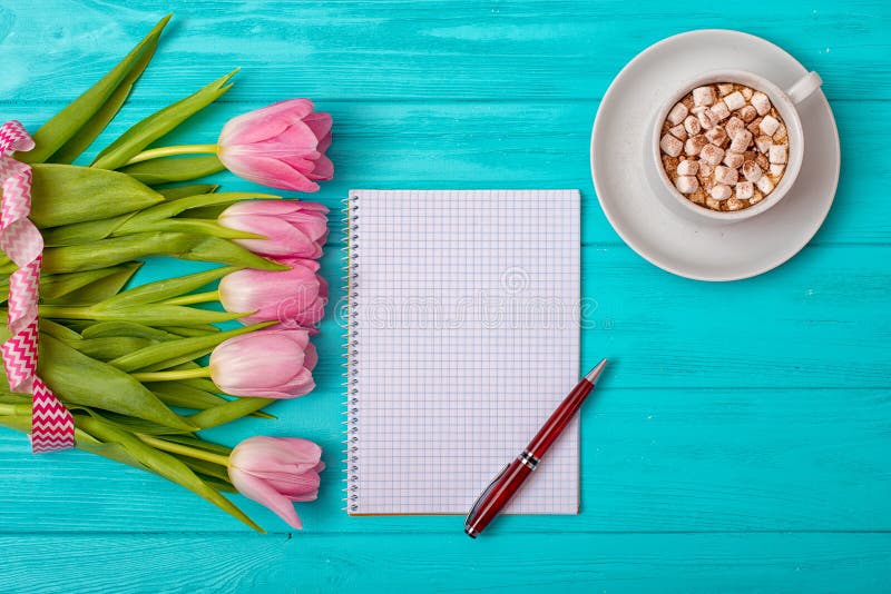 Fundo do dia de Valentim com ramalhete das tulipas e de um caderno vazio para entradas românticas imagem de stock royalty free Fundo do dia de Valentim com ramalhete das tulipas e de um caderno vazio para entradas românticas imagem de stock royalty free
