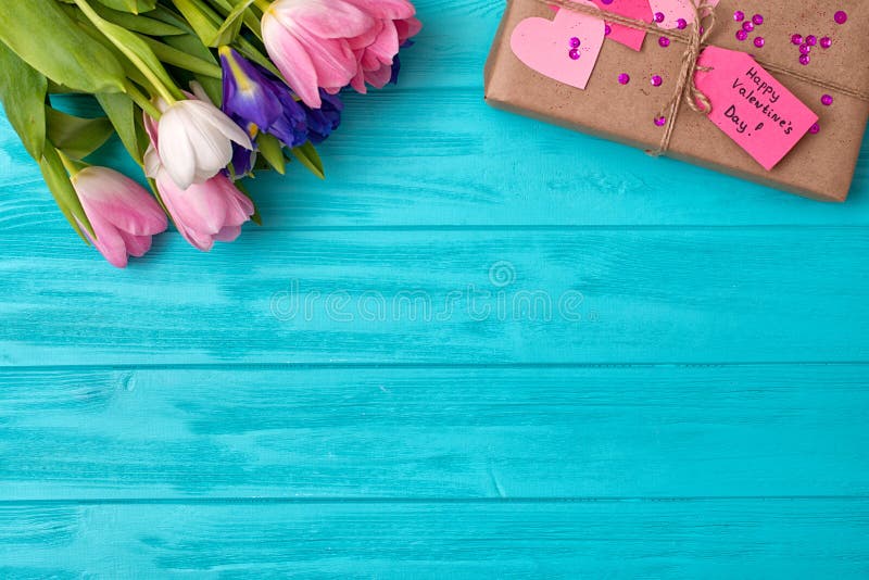 Fundo do dia de Valentim com ramalhete das tulipas e de uma caixa de presente Vista superior fotos de stock royalty free Fundo do dia de Valentim com ramalhete das tulipas e de uma caixa de presente Vista superior fotos de stock royalty free