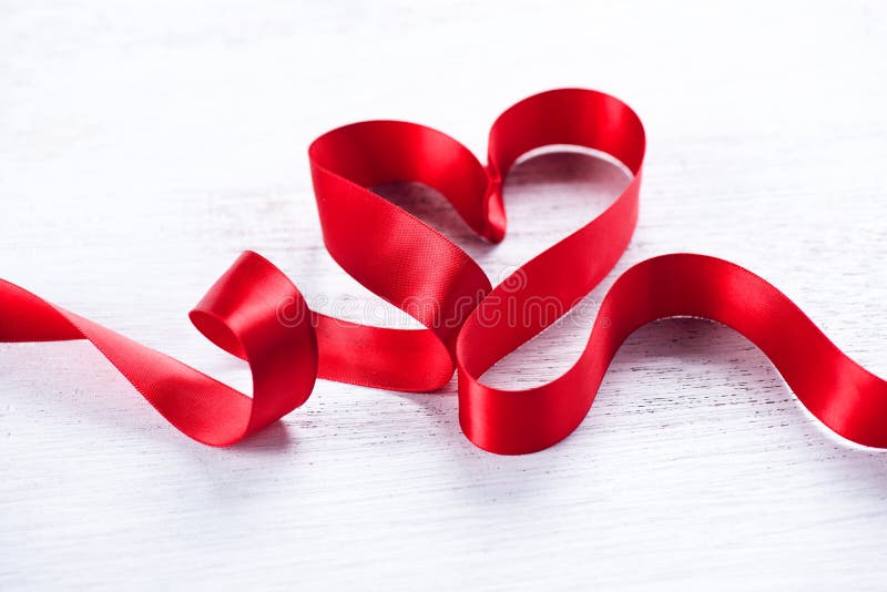 Fundo do dia do ` s do Valentim Coração vermelho fita dada forma do presente do cetim imagem de stock royalty free Fundo do dia do ` s do Valentim Coração vermelho fita dada forma do presente do cetim imagem de stock royalty free