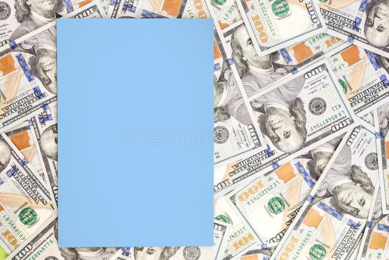 Fundo do dinheiro com luz - modelo de papel azul Lugar de Copyspace para o texto Moeda dos E. U. cem cédulas do dólar imagem de stock