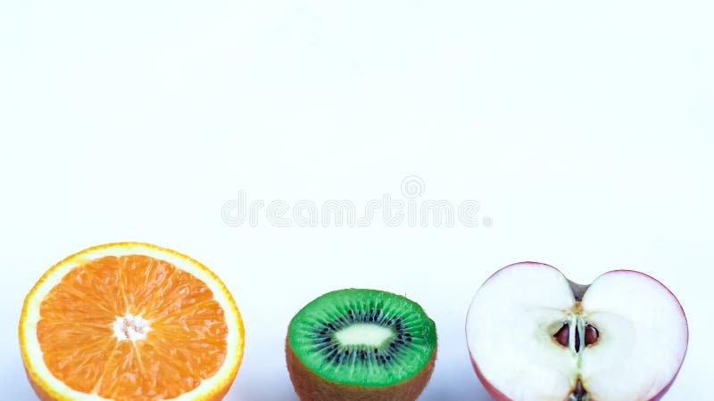 Fundo do fruto cortado fresco em uma tabela no afterno imagem de stock Fundo do fruto cortado fresco em uma tabela no afterno imagem de stock