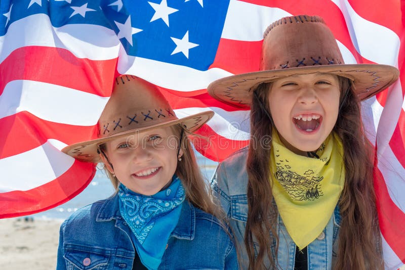 Fundo do grunge da independ?ncia Day Crian?as felizes, duas meninas bonitos com bandeira americana Os EUA comemoram 4o julho fotos de stock Fundo do grunge da independ?ncia Day Crian?as felizes, duas meninas bonitos com bandeira americana Os EUA comemoram 4o julho fotos de stock