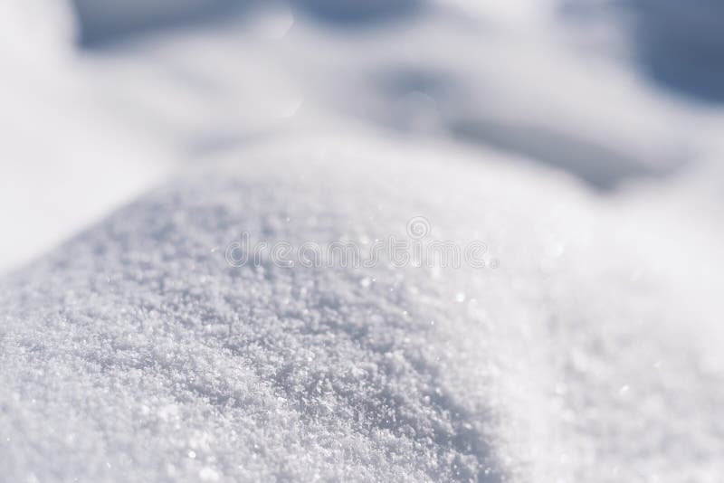 Fundo do inverno com neve, luz solar e reflexões, fundo do projeto para o cartão, espaço para o texto, foco macio imagens de stock Fundo do inverno com neve, luz solar e reflexões, fundo do projeto para o cartão, espaço para o texto, foco macio imagens de stock
