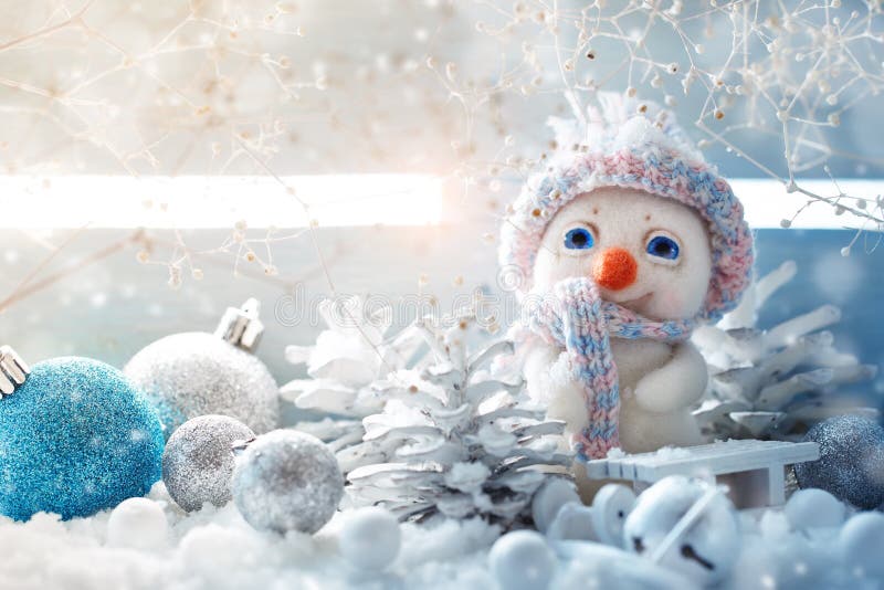 Fundo do inverno do Natal com um boneco de neve pequeno e os ornamento do Natal Ano novo feliz e Feliz Natal imagem de stock royalty free Fundo do inverno do Natal com um boneco de neve pequeno e os ornamento do Natal Ano novo feliz e Feliz Natal imagem de stock royalty free