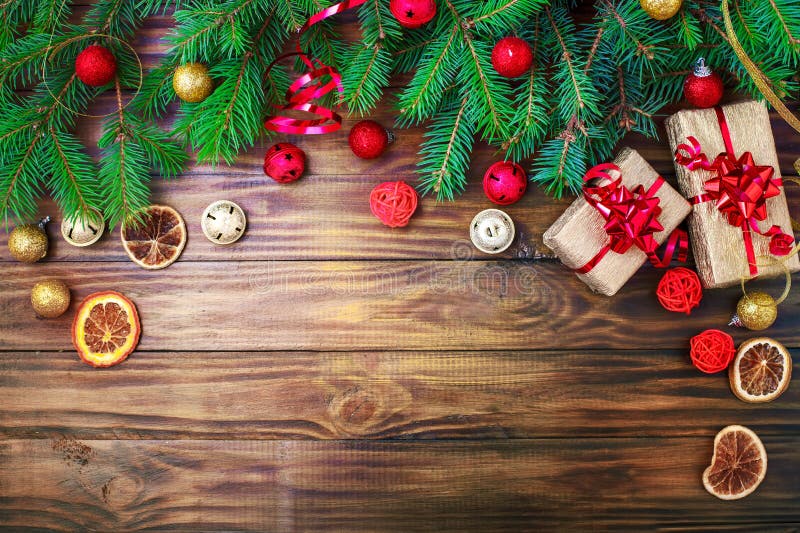 Fundo do inverno do Natal, uma tabela decorada com ramos do abeto e decorações Ano novo feliz Feliz Natal imagem de stock royalty free Fundo do inverno do Natal, uma tabela decorada com ramos do abeto e decorações Ano novo feliz Feliz Natal imagem de stock royalty free