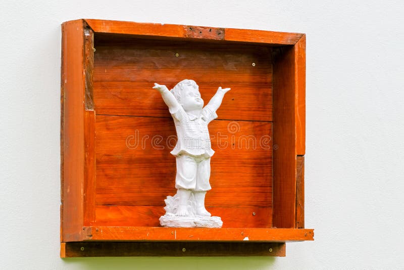 Fundo do muro de cimento com caixa e a zorra de madeira das estátuas fotografia de stock