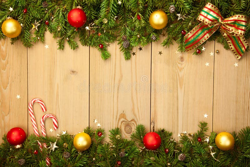 Fundo de Natal com pinheiro, doces e enfeites imagens de stock royalty free