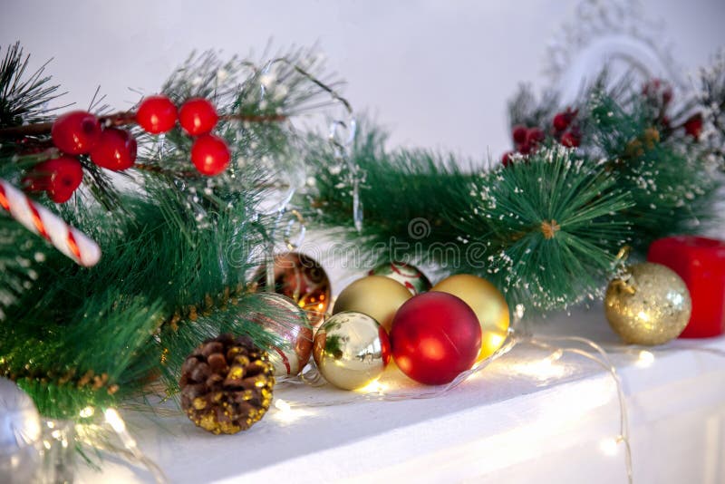Fundo do Natal com as bolas do ouro e ramos vermelhos do abeto ano novo feliz 2007 imagens de stock Fundo do Natal com as bolas do ouro e ramos vermelhos do abeto ano novo feliz 2007 imagens de stock