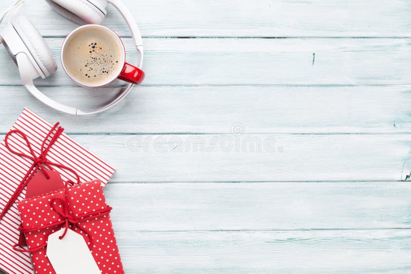 Fundo do Natal com presentes, café e fones de ouvido imagem de stock royalty free Fundo do Natal com presentes, café e fones de ouvido imagem de stock royalty free