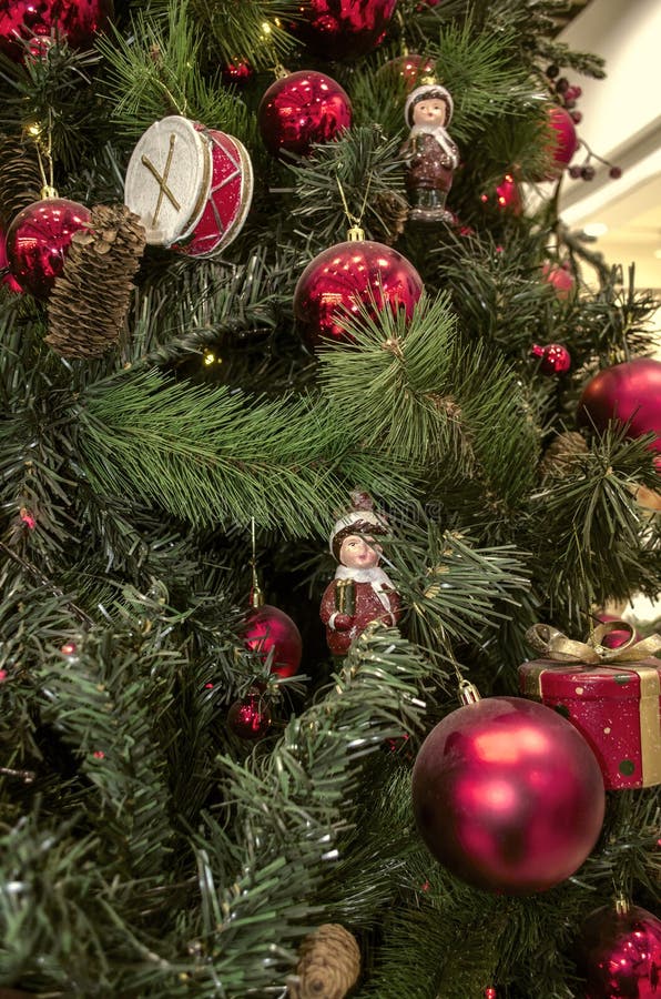 Fundo do Natal dos ramos naturais e artificiais do pinho com as decorações do Natal, os cilindros, as estatuetas, os cones do pin imagem de stock Fundo do Natal dos ramos naturais e artificiais do pinho com as decorações do Natal, os cilindros, as estatuetas, os cones do pin imagem de stock