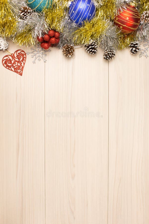 Fundo do Natal na tabela de madeira com copyspace Vista superior do cone e do floco de neve do pinho da árvore do xmas prata do r imagem de stock Fundo do Natal na tabela de madeira com copyspace Vista superior do cone e do floco de neve do pinho da árvore do xmas prata do r imagem de stock