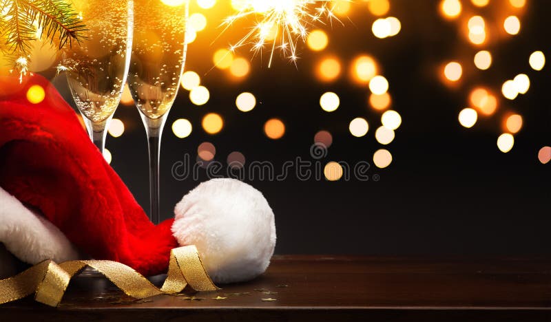 Fundo do partido do Natal e do ano novo feliz; champanhe e San imagem de stock Fundo do partido do Natal e do ano novo feliz; champanhe e San imagem de stock