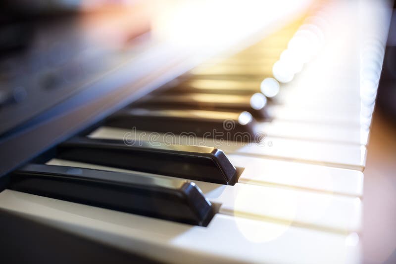 Um Músico Do Pianista é De Execução E De Jogo Alguma Música Agradável  Usando Um Teclado De Piano Em Uma Fase Em Algum Clube Notur Foto de Stock -  Imagem de entretenimento