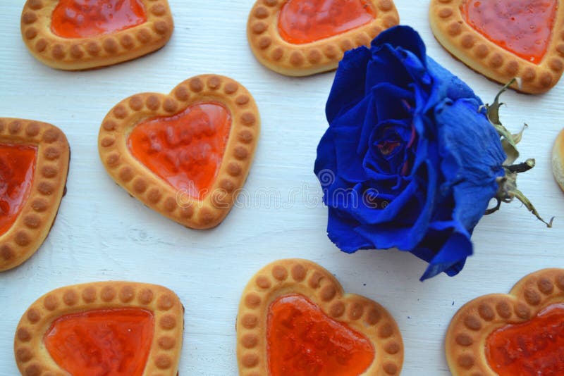 Fundo dos doces dos corações com rosa azul Decoração festiva fotos de stock Fundo dos doces dos corações com rosa azul Decoração festiva fotos de stock