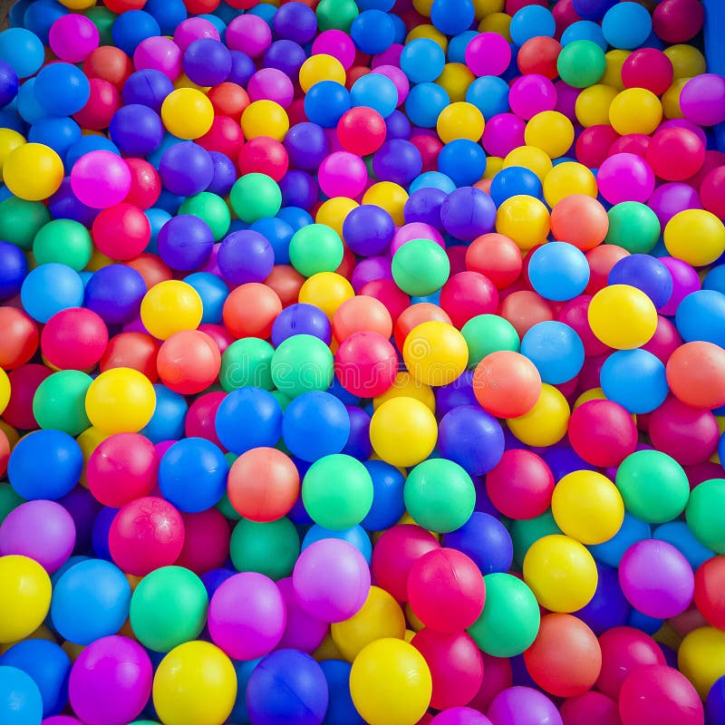 Bolas de plástico coloridas no fundo de uma sala de jogos infantil