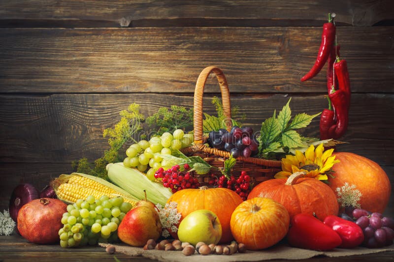 Fundo feliz do dia da ação de graças, tabela de madeira, decorados com vegetais, frutos e folhas de outono Fundo do outono fotografia de stock royalty free Fundo feliz do dia da ação de graças, tabela de madeira, decorados com vegetais, frutos e folhas de outono Fundo do outono fotografia de stock royalty free