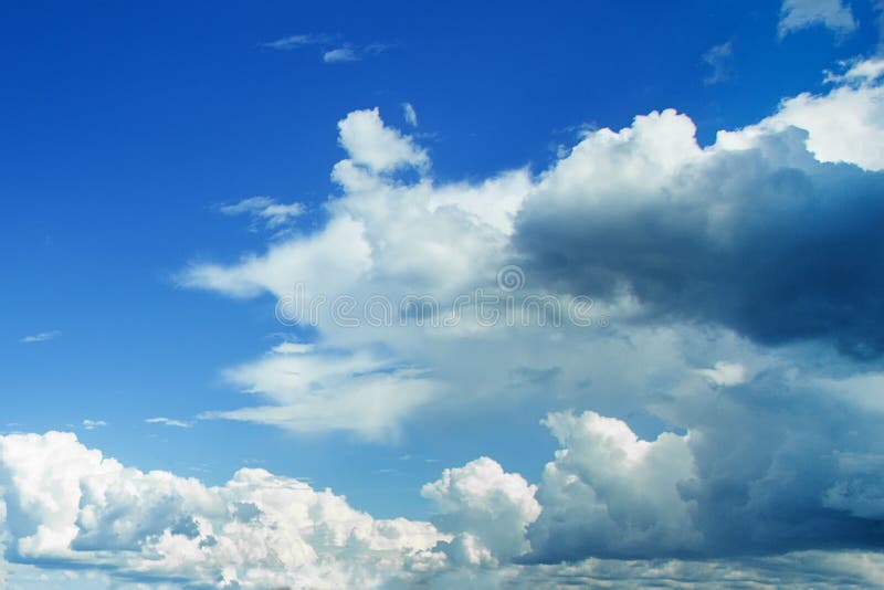 Fundo macio das nuvens do céu Azul-céu e branco bonitos imagem de stock Fundo macio das nuvens do céu Azul-céu e branco bonitos imagem de stock