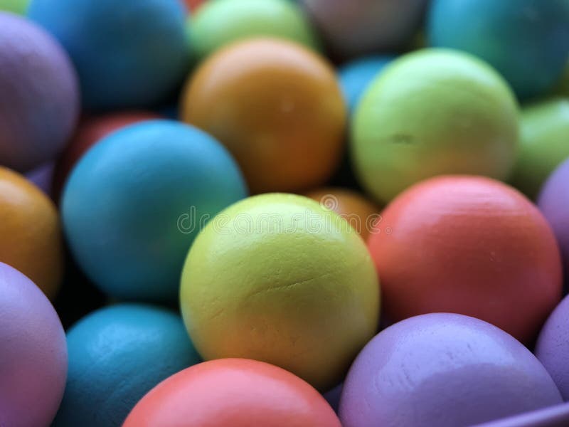 Bolas coloridas brilhantes para a piscina seca para jogos  infantis.brinquedos, desenvolvimento para crianças. fundo multicolorido  brilhante.