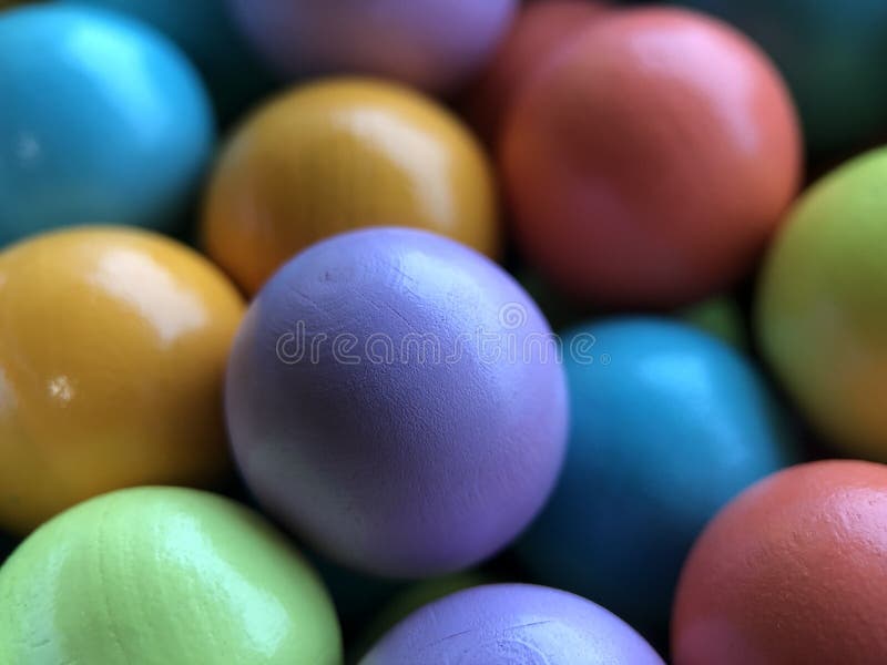 Bolas coloridas brilhantes para a piscina seca para jogos  infantis.brinquedos, desenvolvimento para crianças. fundo multicolorido  brilhante.