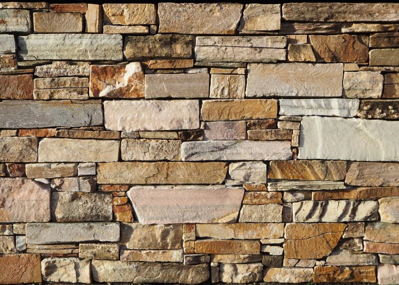 Fundo natural da textura da parede de pedra Estes apedrejam tijolos variam na cor de branco e de cor-de-rosa ao marrom fotografia de stock Fundo natural da textura da parede de pedra Estes apedrejam tijolos variam na cor de branco e de cor-de-rosa ao marrom fotografia de stock
