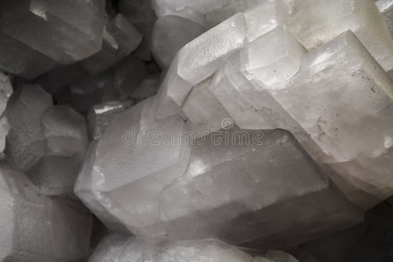 Fundo ou textura abstrata de uma pedra em uma seção, em uma máscara branca e cinzenta Material natural e contínuo cristais fotos de stock Fundo ou textura abstrata de uma pedra em uma seção, em uma máscara branca e cinzenta Material natural e contínuo cristais fotos de stock