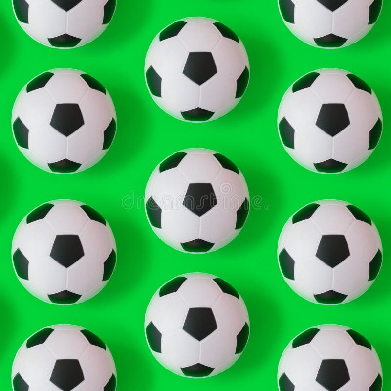 Fundo preto e branco de muitas bolas de futebol Bolas do futebol em uma água ilustração royalty free Fundo preto e branco de muitas bolas de futebol Bolas do futebol em uma água ilustração royalty free
