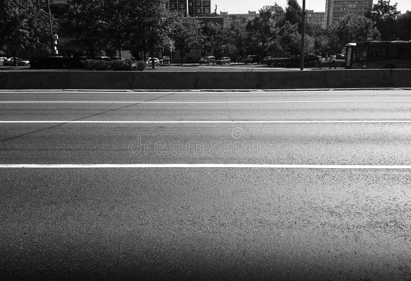 Fundo preto e branco horizontal da estrada de cidade