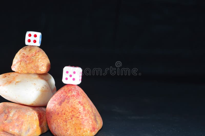 fundo preto e pedras Cairns, dados imagens de stock fundo preto e pedras Cairns, dados imagens de stock