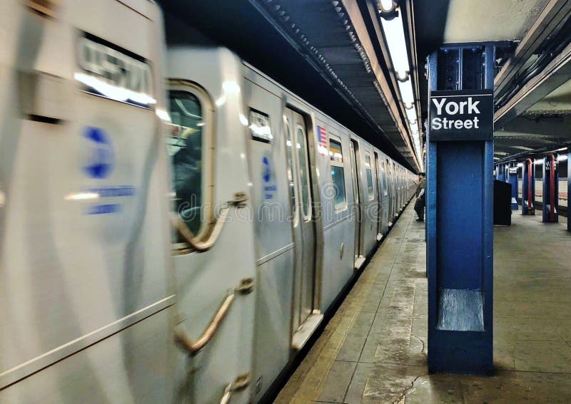 Fundo subterrâneo do estação de caminhos de ferro do MTA de New York City da rua de York da estação de metro de NYC Brooklyn imagem de stock Fundo subterrâneo do estação de caminhos de ferro do MTA de New York City da rua de York da estação de metro de NYC Brooklyn imagem de stock