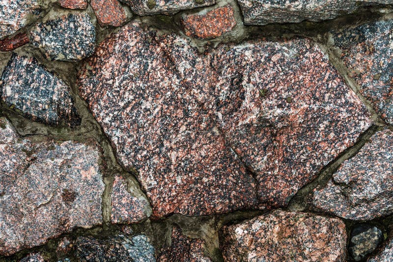 Pedra natural grande texturizada. fragmento de um muro de pedra