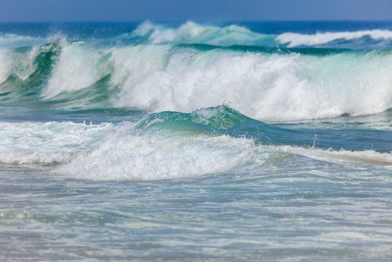 Fundo tormentoso grande das ondas de oceano fotografia de stock royalty free Fundo tormentoso grande das ondas de oceano fotografia de stock royalty free